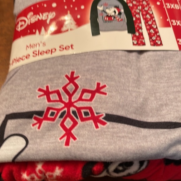 SOLD.  Disney Men’s 2 piece sleep set. - Picture 3 of 10